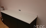 Sideboard mit Snowy Ibiza Silestone Arbeitsplatte