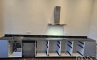 Küche in Leverkusen mit Calacatta Black Level Arbeitsplatten und Wischleisten