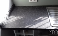 Steel Grey Granit Arbeitsplatten und Sockelleiste