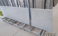 Marmorplatte Bianco Carrara C mit polierten Oberflächen und Kanten