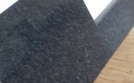 Steel Grey Granit Arbeitsplatte mit flächenbündigen Ausschnitt