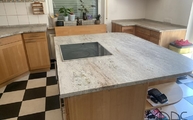 Kücheninsel mit Astoria Ivory Granit Arbeitsplatte