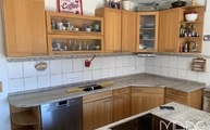 Küchenzeile mit zwei Astoria Ivory Granit Arbeitsplatten und Wischleisten