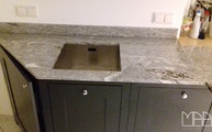 Viscont White Granit Arbeitsplatte mit Unterbauausschnitt