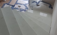 Trittstufen aus dem Bianco Venato Quarz