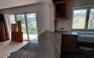 Halbinsel mit einer Bluegrey Quarzit Arbeitsplatte