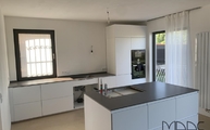 Küche in Mayen mit Pietra di Piombo Neolith Arbeitsplatten, Wischleisten und Fensterbank 