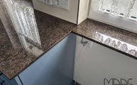 Montage der Labrador Antic Granit Arbeitsplatten und Fensterbank in Mechernich