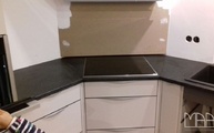 Ceranfeld in dr Aracus Black Granit Arbeitsplatte verbaut