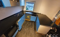 U-förmige Küche in Meckenheim mit IKEA Küche mit Nero Assoluto India Granit Arbeitsplatten 