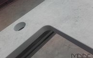 Produktion - Lochbohrung in der Lunar Dekton Arbeitsplatte