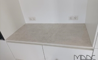 Dekton Arbeitsplatte Lunar auf der Küchenzeile montiert