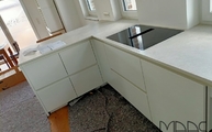 Küche in Meckenheim mit Dekton Arbeitsplatten und Fensterbänke Lunar