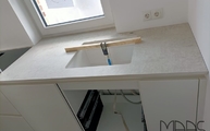 Dekton Arbeitsplatte Lunar mit Unterbauausschnitt