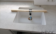 Unterbauausschnitt in der Dekton Arbeitsplatte Lunar