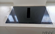 Kochfeld in der Dekton Arbeitsplatte Lunar
