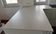 Dekton Arbeitsplatte Lunar auf der Halbinsel montiert