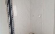 Marmorplatten Namibia White im Badezimmer