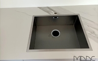 Spüle in der Opera Dekton Arbeitsplatte eingesetzt