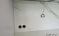Opera Dekton Rückwand mit Steckdosenbohrungen