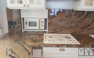 Küche in Menden mit Atlantic Yellow Granit Arbeitsplatten und Rückwänden