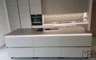 Silestone Arbeitsplatten Cemento Spa mit schönen Lichteinfällen