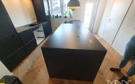 Kücheninsel mit Domoos Dekton Arbeitsplatte und Seitenwange