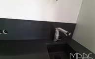 Compac Quarzagglo Rückwand Smoke Gray mit polierter Oberfläche