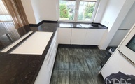 Montage der Brown Antique Granit Arbeitsplatten und Wischleisten in Michelstadt