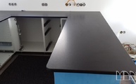 U-förmige IKEA Küche mit Devil Black Granit Arbeitsplatten