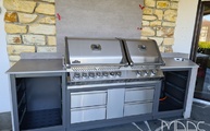 Outdoor-Grill-Küche mit Keon Dekton Arbeitsplatten, Rüwänden und Wangen verkleidet