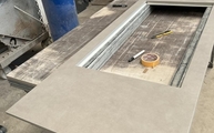 Produktion - Ausschnitt in der Pietra di Luna Neolith Arbeitsplatte
