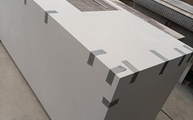 Produktion -  Auf Gehrung verklebte 4011 Coldburst Concrete Caesarstone Arbeitsplatte und Wangen