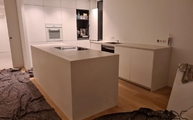 Küche in Monheim am Rhein mit 4011 Coldburst Concrete Caesarstone Arbeitsplatten und Wangen