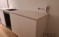 Küchenzeile mit 4011 Coldburst Concrete Caesarstone Arbeitsplatte in 1,3 cm