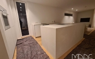 Montage der 4011 Coldburst Concrete Caesarstone Arbeitsplatten und Wangen in Monheim am Rhein