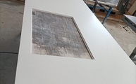 Produktion - Ausschnitt in der 4001 Fresh Concrete Caesarstone Arbeitsplatte