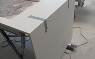 Produktion - 4001 Fresh Concrete Caesarstone Arbeitsplatte und Seitenwange auf Gehrung verklebt