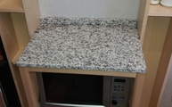 Granit Bianco Sardo mit polierter Oberfläche und 2,0 cm Stärke