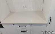 Küchenzeile mit Desert Silver Silestone Arbeitsplatte