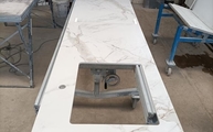 Produktion - Ausschnitt und Bohrung in der Entzo Dekton Arbeitsplatte 