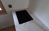 Schwarze Spüle in der Entzo Dekton Arbeitsplatte