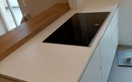 Montage der Ethereal Dusk Silestone Arbeitsplatte auf der Kücheninsel