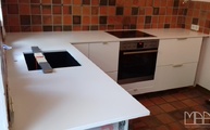 IKEA Küche mit Classic White Silestone Arbeitsplatten 