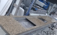 Produktion - Ausschnitte in der Giallo Vitoria Granit Arbeitsplatte