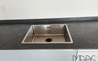 Edelstahlspüle in der Laos Dekton Arbeitsplatte