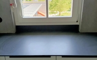 Micron Dekton Arbeitsplatte und Fensterbank montiert