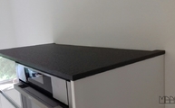 Granit Platte mit Ausklinkung für ein hohes Küchenelement