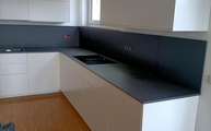 Küche in München mit Nero Neolith Arbeitsplatten und Rückwänden