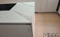 Marmoroptik der Opera Dekton Arbeitsplatte
